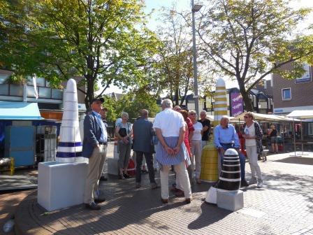 familie_beeldengroep_almere_haven,_onderwijl_geschiedenis_verteld_door_gids_edward_apcar_dscn1301